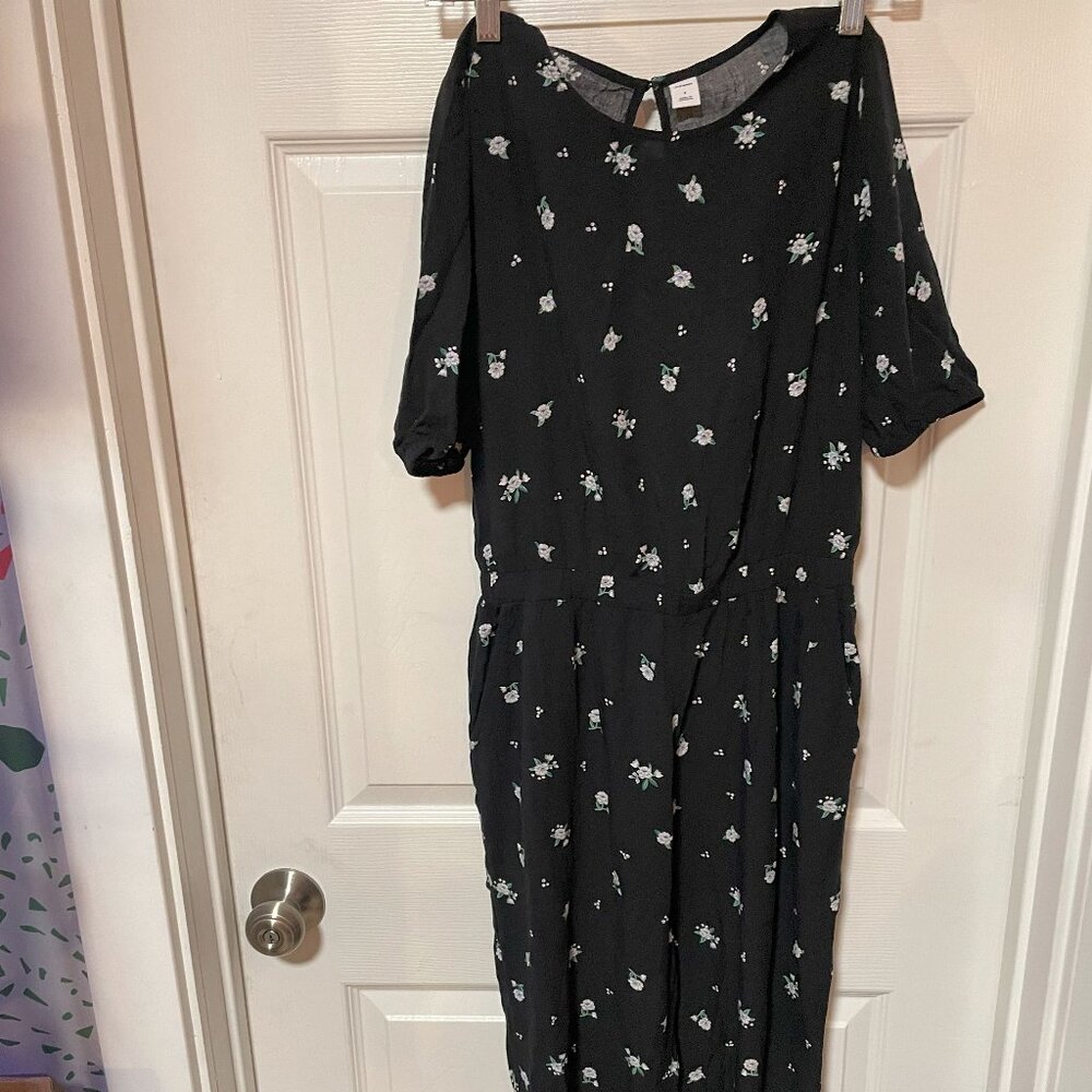 Old Navy Black Floral Jumper - S